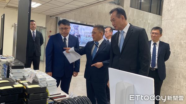 ▲通傳會主秘黃文哲在刑事局長周幼偉陪同下視察全台警方掃蕩詐團門號成果。（圖／記者張君豪攝）