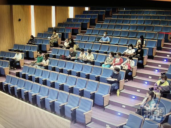 聽眾透露，7月25日的岡山醫院演講由馮明珠擔任引言人及主講，但她整場缺席。（讀者提供）