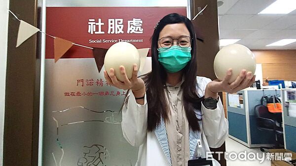 ▲門諾醫院社工陳思蒨被住院阿北的弟弟追著送2顆鴕鳥蛋。（圖／門諾醫院提供，下同）