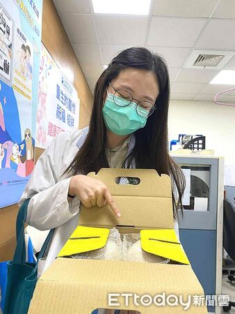 ▲門諾醫院社工陳思蒨被住院阿北的弟弟追著送2顆鴕鳥蛋。（圖／門諾醫院提供，下同）