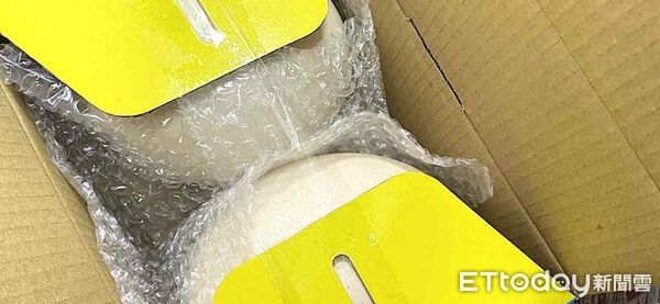 ▲門諾醫院社工陳思蒨被住院阿北的弟弟追著送2顆鴕鳥蛋。（圖／門諾醫院提供，下同）