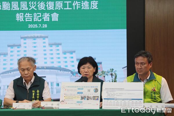 ▲台南市災區聯合服務中心假日持續開放受理風災慰助金申請作業。（記者林東良翻攝，下同）