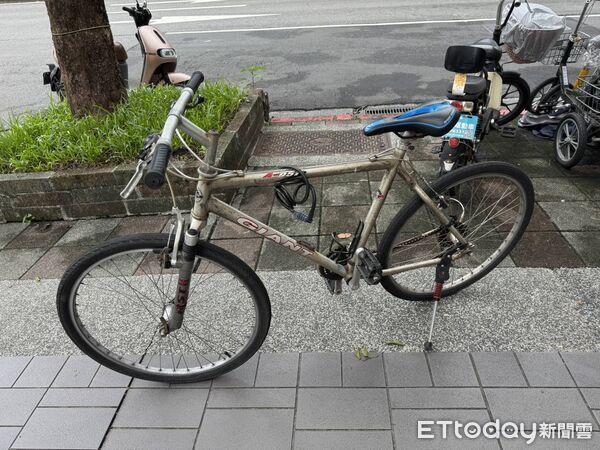 ▲▼             78歲張姓老翁駕駛勞斯萊斯，撞上騎腳踏車的17歲少年。（圖／記者張君豪翻攝，下同）