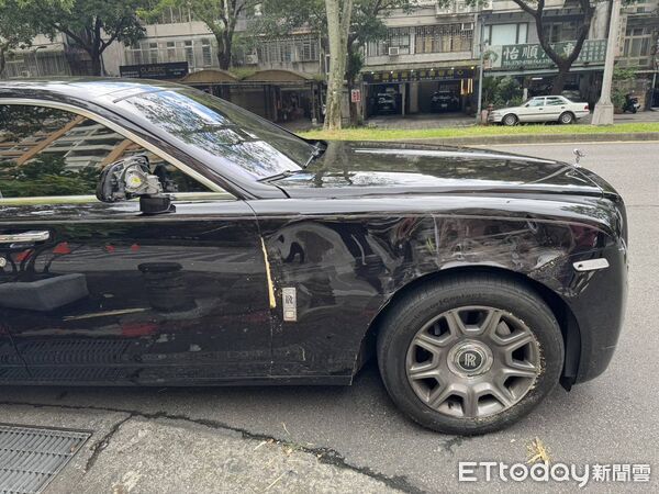 ▲▼             78歲張姓老翁駕駛勞斯萊斯，撞上騎腳踏車的17歲少年。（圖／記者張君豪翻攝，下同）