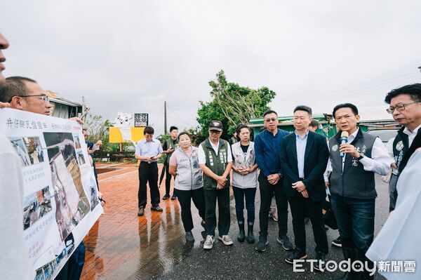 ▲▼交通委員會視察台南井仔腳瓦盤鹽田。（圖／交通部提供）