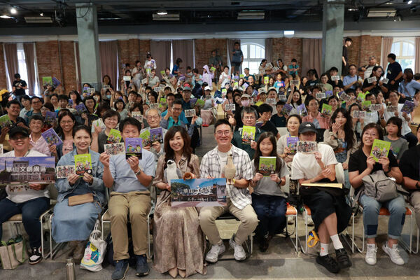 ▲▼ 黃一峯（中間）的新書發表會吸引百人熱情應援。（圖／遠流出版提供）