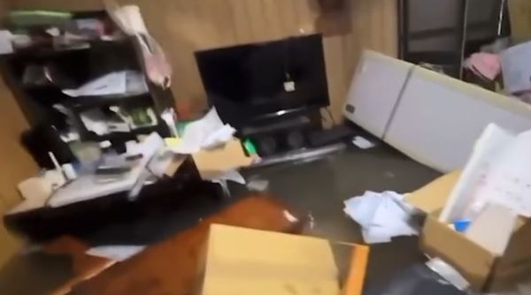 ▲受低壓環流影響，台南後壁區28日清晨降下猛烈豪雨，導致多處積淹水，無米樂崑濱伯的家鄉台南後壁區水淹至大腿。（圖／翻攝自/threads/ pettazha）