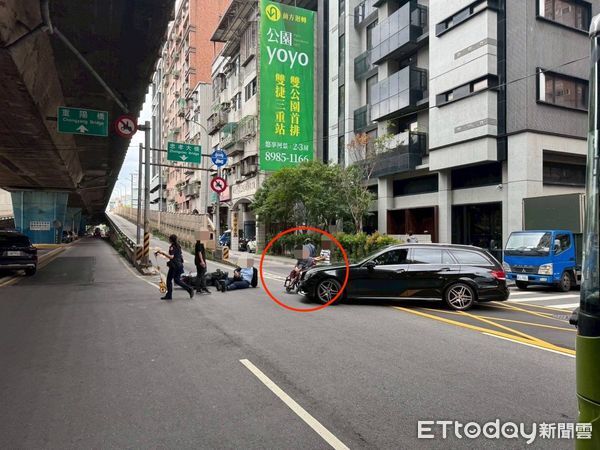 ▲▼看護推著坐在輪椅上的74歲王男，監視器拍下撞擊瞬間             。（圖／記者陳以昇翻攝）