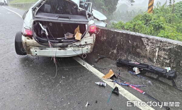 ▲▼陳姓男子駕駛自小客車，疑因天雨路滑加上未注意車前狀況，失控撞上路邊的石製護欄，導致車體嚴重變形，陳男一度受困車內。（圖／記者吳世龍翻攝）