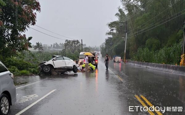 ▲▼陳姓男子駕駛自小客車，疑因天雨路滑加上未注意車前狀況，失控撞上路邊的石製護欄，導致車體嚴重變形，陳男一度受困車內。（圖／記者吳世龍翻攝）