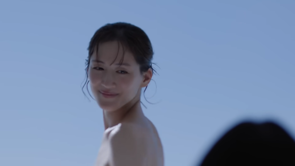 ▲▼綾瀨遙半裸背拍攝平價服飾廣告，引發議論。（圖／翻攝自YouTube）