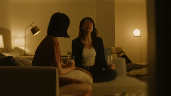 ▲▼綾瀨遙半裸背拍攝平價服飾廣告，引發議論。（圖／翻攝自YouTube）