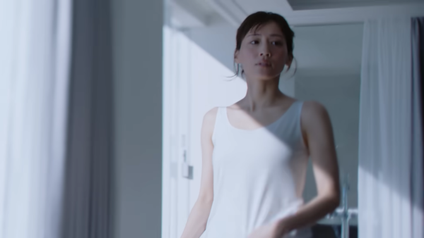 ▲▼綾瀨遙半裸背拍攝平價服飾廣告，引發議論。（圖／翻攝自YouTube）