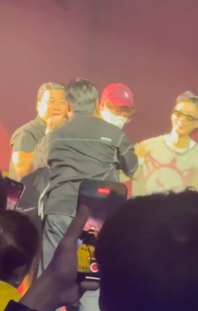 ▲東海上台強抱WINNER成員。（圖／翻攝自微博）