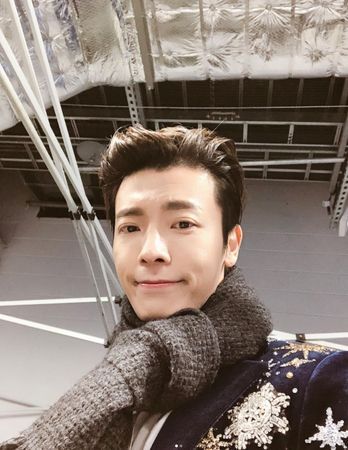  ▲東海上台強抱WINNER成員。（圖／翻攝自IG）