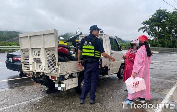 ▲新北母女熱氣球追夢路機車拋錨警方神救援。（圖／記者楊晨東翻攝）