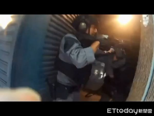 ▲中山警方會同北市特勤隊特警荷槍攻堅救出遭擄的翁男。（圖／記者張君豪翻攝）