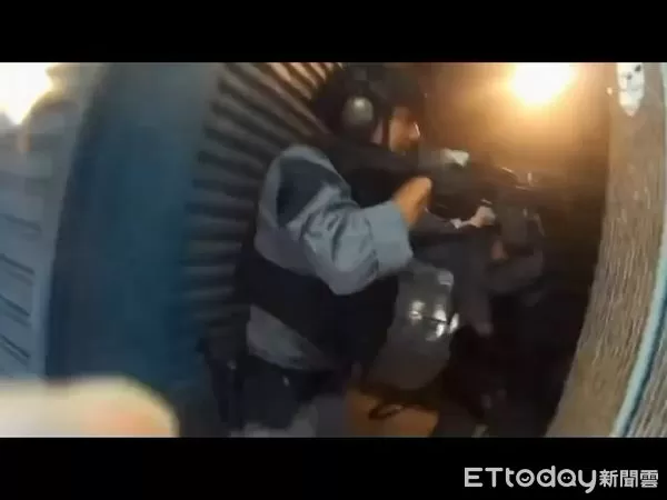 ▲中山警方會同北市特勤隊特警荷槍攻堅救出遭擄的翁男。（圖／記者張君豪翻攝）