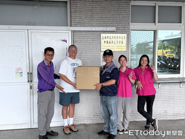 ▲商研院張皇珍副院長與蜷尾家創辦人李豫，共準備200份「擂茶螺雷麵包」及「客家草仔胖」新麵包，28日致贈安平、中西及溝渠等清潔隊。（圖／記者林東良翻攝，下同）