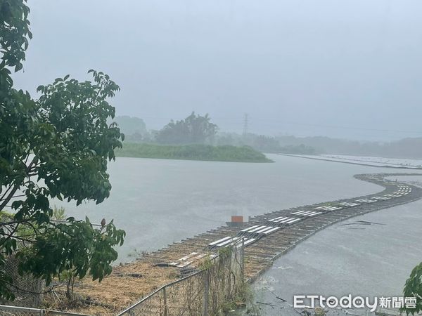 ▲台南市新化區新化圳發現男浮屍，消防人員打撈上岸交由警方處理，警方在現場1部機車內查有賴姓男子證件，死者身分待進一步確認。（圖／民眾提供，下同）