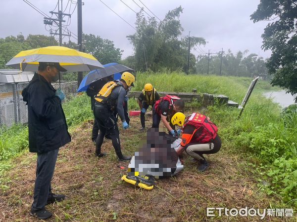 ▲台南市新化區新化圳發現男浮屍，消防人員打撈上岸交由警方處理，警方在現場1部機車內查有賴姓男子證件，死者身分待進一步確認。（圖／民眾提供，下同）