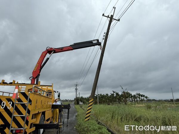 ▲台南後壁豪大雨，台電新營區處啟動災後特別巡查作業，全力穩住供電安全。（記者林東良翻攝，下同）