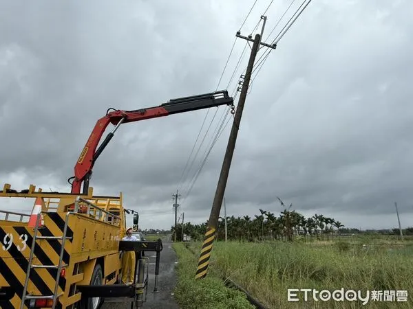 ▲台南後壁豪大雨，台電新營區處啟動災後特別巡查作業，全力穩住供電安全。（記者林東良翻攝，下同）