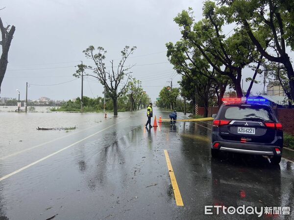 ▲白河分局警方涉水進入民宅，背出受困長者，畫面溫馨動人。（記者林東良翻攝，下同）