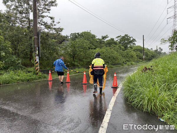 ▲白河分局警方涉水進入民宅，背出受困長者，畫面溫馨動人。（記者林東良翻攝，下同）