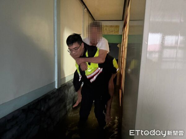 ▲白河分局警方涉水進入民宅，背出受困長者，畫面溫馨動人。（記者林東良翻攝，下同）