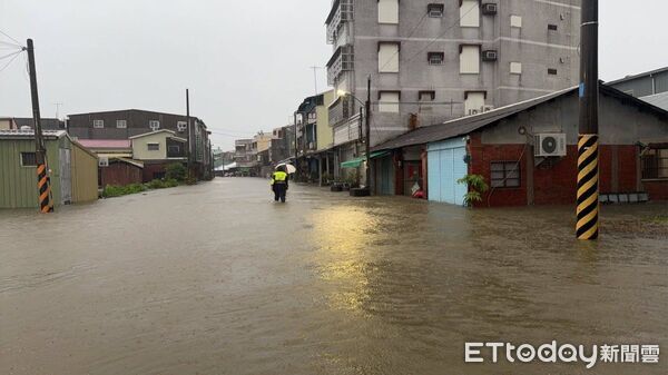 ▲白河分局警方涉水進入民宅，背出受困長者，畫面溫馨動人。（記者林東良翻攝，下同）