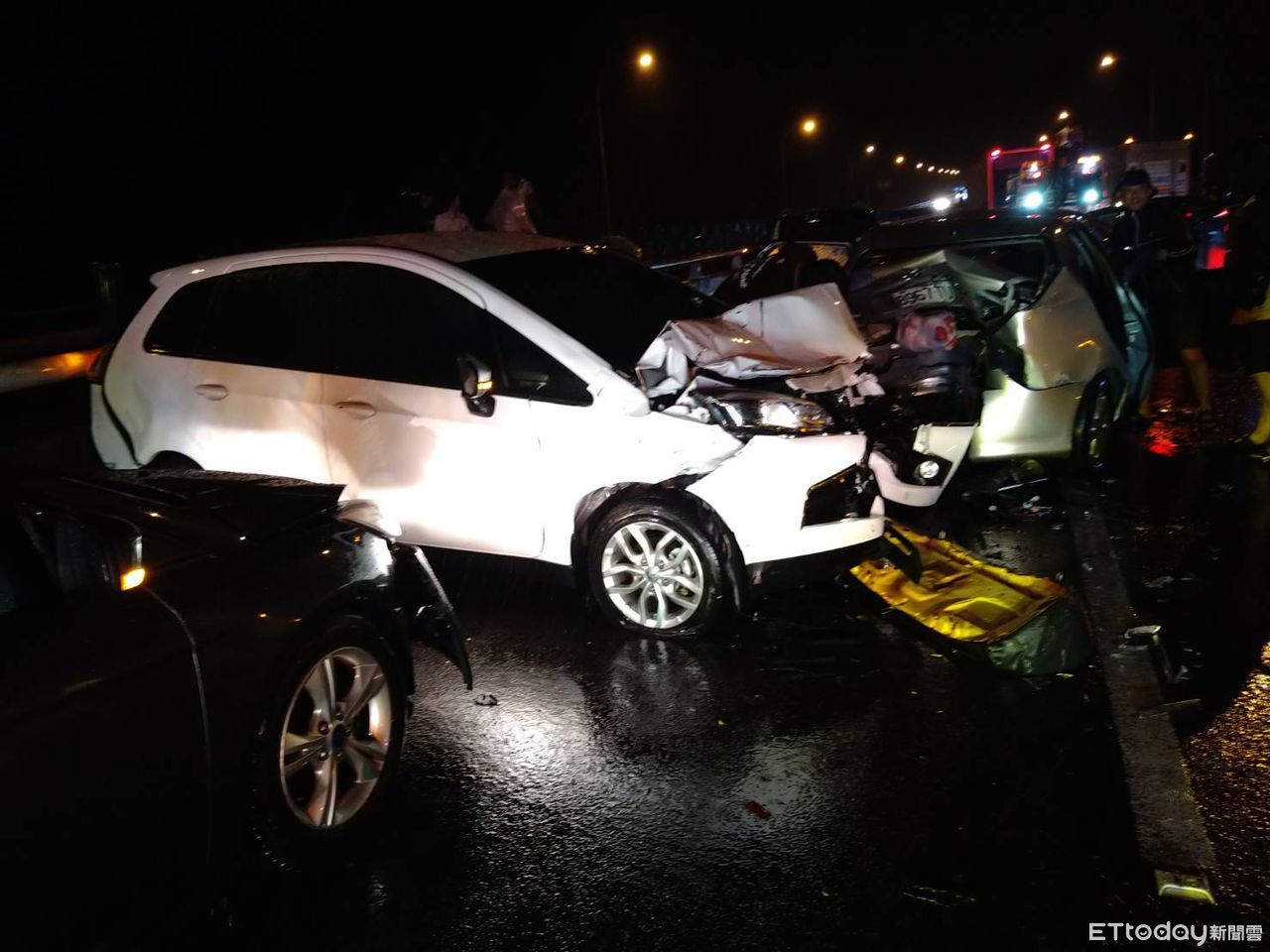 國一暗夜豪大雨1死5傷！「9車連撞」小孩夾困　現場驚悚畫面曝