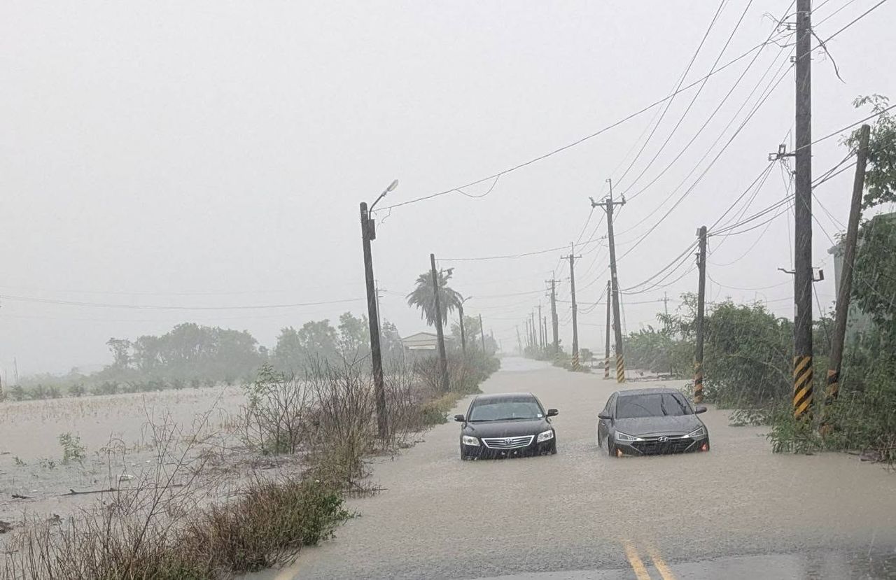 暴雨轟炸嘉義！　立委考察車隊遇淹水拋錨困路中、水淹半個輪胎高