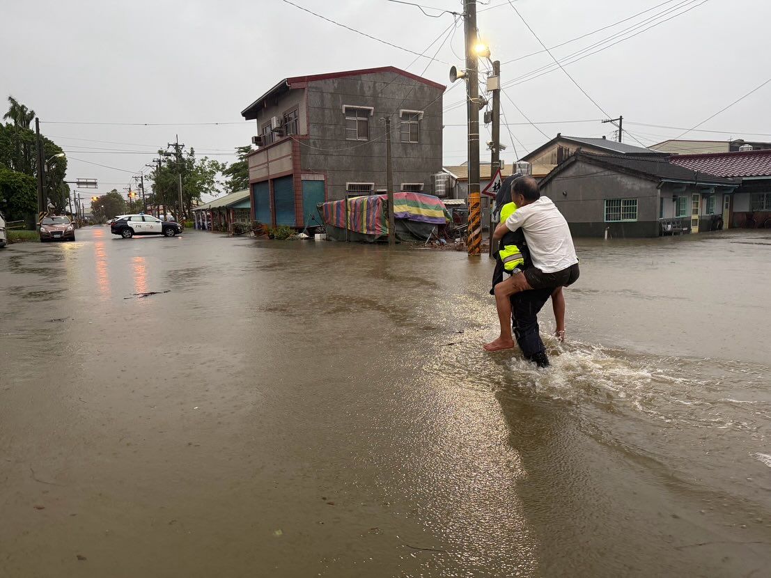 台南後壁水淹到小腿　員警冒雨「背出受困老翁」！照片曝4千網讚