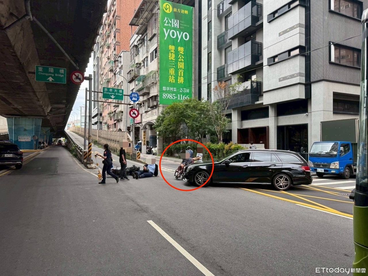 74歲翁開賓士撞機車！看護急推輪椅助下車　網一看全傻眼了