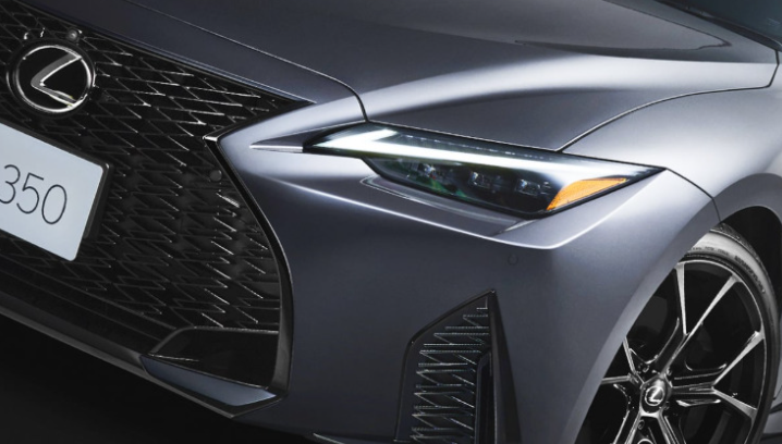 ▲日本LEXUS IS預告全新特仕車8月4日開賣。（圖／翻攝自LEXUS）