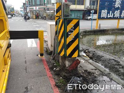 台東74歲婦自撞號誌箱！滿臉血、車冒白煙　驚悚瞬間影片曝