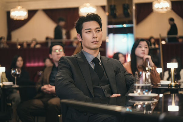 ▲▼戰場敵人變情敵！朴勳戲外追著李棟旭跑　霸氣認：為了他才演這部戲。（圖／Disney+提供）