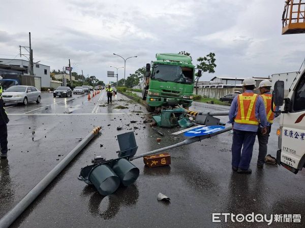 ▲砂石車在臺一線南下行駛至砂崙路口肇事。（圖／記者陳崑福翻攝）