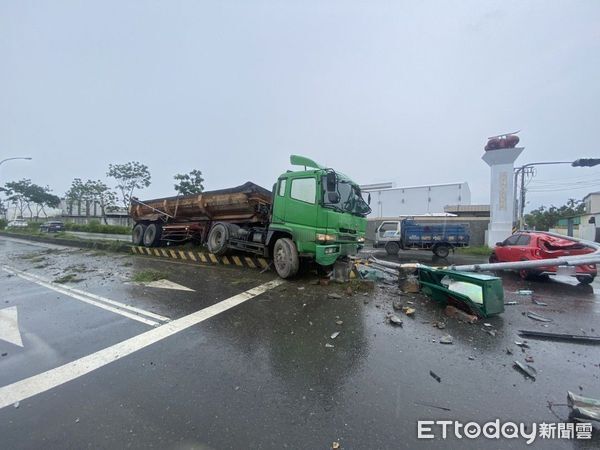 ▲砂石車在臺一線南下行駛至砂崙路口肇事。（圖／記者陳崑福翻攝）