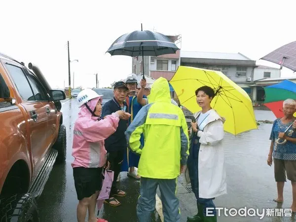 ▲陳亭妃冒雨勘災，與市府、水利單位及議員、里長聯手投入救災。（記者林東良翻攝，下同）