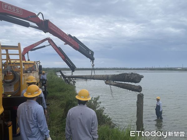 台電台南區處出動人員冒雨進行電桿巡視，確保豪雨期間電力不中斷。（記者林東良翻攝，下同）