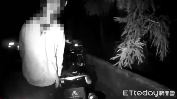 ▲仁愛警分局日前派遣警力加強攔查，取締2輛違規「蓋牌」的機車。（圖／記者高堂堯翻攝，下同）