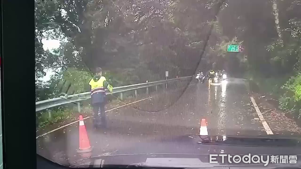 ▲仁愛警分局日前派遣警力加強攔查，取締未懸掛車牌違規2輛。（圖／記者高堂堯翻攝）