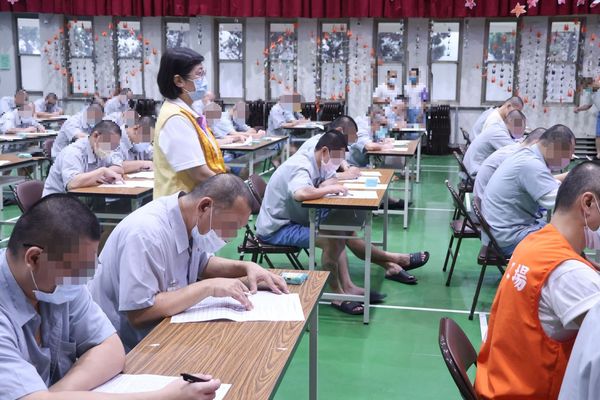 由於監所醫療資源不足，因而有保外就醫制度，卻因此成為逃脫犯案的漏洞。圖非當事人。（翻攝矯正署新竹監獄臉書）