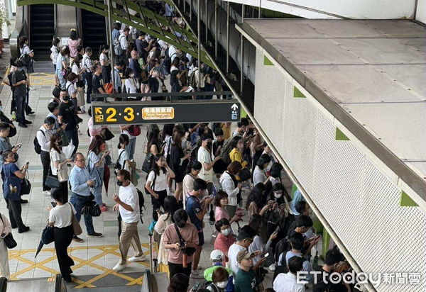 北捷文湖線卡住。（圖／讀者提供）