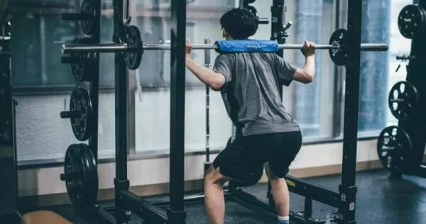 健身時補充蛋白質並非愈多愈好，否則肝臟可能會出問題。（示意圖／翻攝自photoAC）