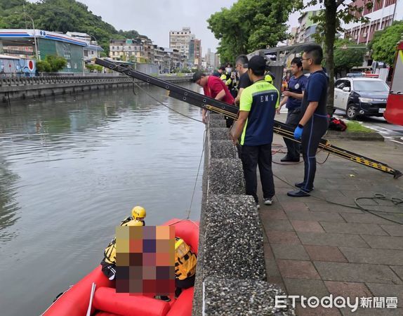 ▲基隆田寮河浮屍。（圖／記者郭世賢翻攝，下同）