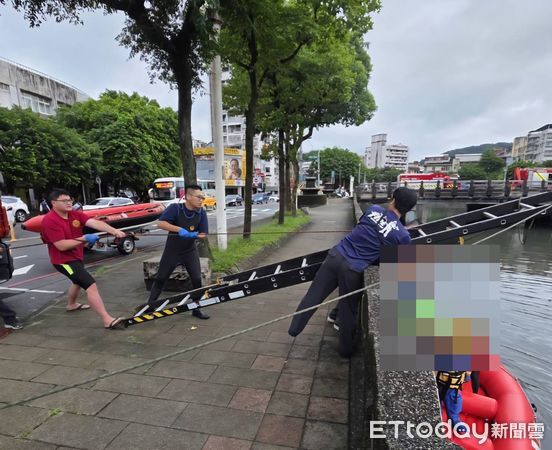 ▲基隆田寮河浮屍。（圖／記者郭世賢翻攝，下同）