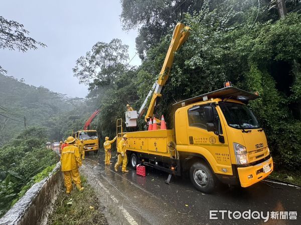 ▲台電屏東區處已備妥人力加強線路巡檢待命搶修。（圖／台電屏東區處提供）